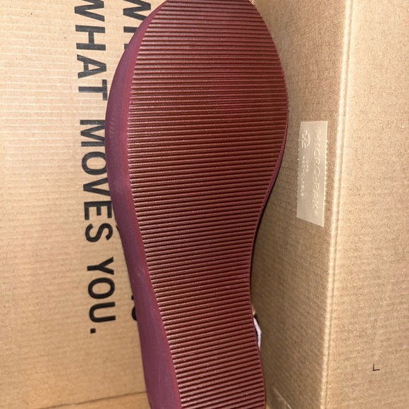 Kenneth Cole Reaction featherweight sculpted wedge sandal. - Picture 5 of 7